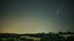 Cometa Neowise e Estação Espacial Internacional no céu azul com árvores verdes