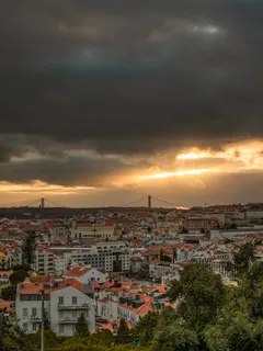 Vista panorâmica da cidade desde uma colina ao pôr do sol